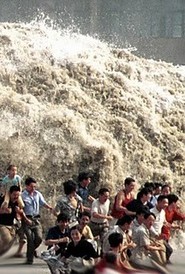 Tsunami zachycená kamerou